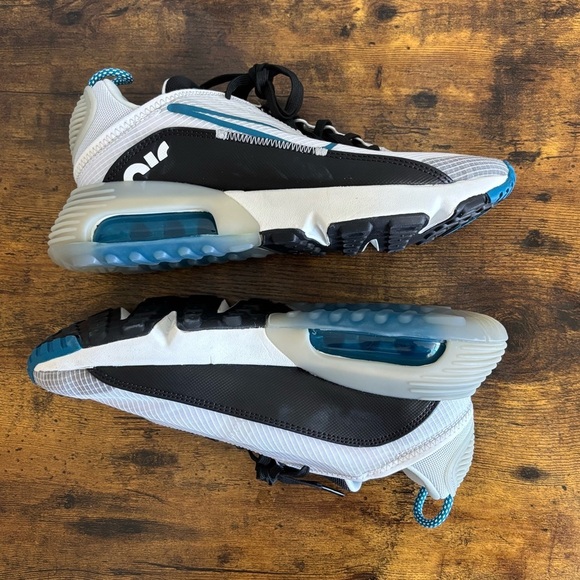 Air Max 2090 in ‘Green Abyss' - Picture 4 of 14